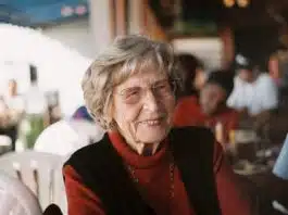 Les Tilleuls : Une résidence senior chaleureuse et accueillante une dame âgée souriante