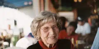 une dame âgée souriante