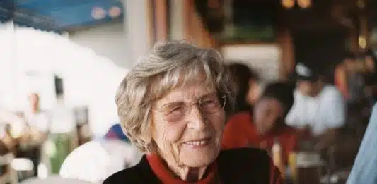 une dame âgée souriante