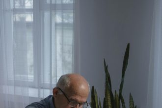 Résidents d'EHPAD lisant un journal en famille ensemble