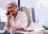 Femme senior au travail