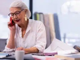 Senior au travail : les aides, mesures et précautions Femme senior au travail