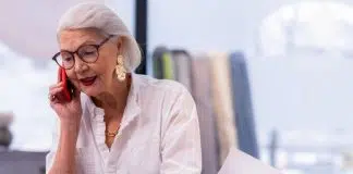 Femme senior au travail
