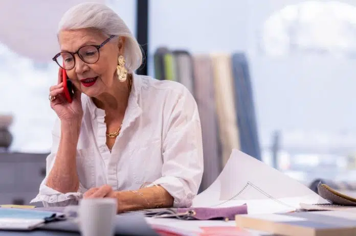 Femme senior au travail