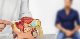 Un médecin expliquant le cancer de la prostate