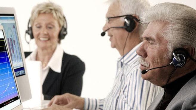 Senior en train de travailler sur un ordinateur portable