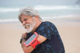Un senior souffrant des épaules