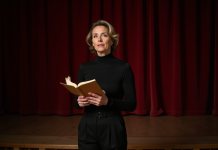 Citations théâtre : les plus grandes répliques à connaître en 2025 ! Actrice en scène dans un théâtre historique avec script à la main