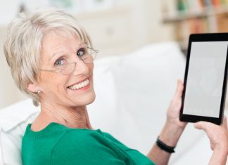 Facette dentaire après 60 ans : 4 bénéfices concrets pour retrouver le sourire et la confiance