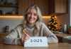 Femme d'âge moyen écrivant une date dans un calendrier d'hiver
