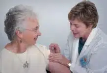 une femme senior se faisant injecter une dose de vaccin