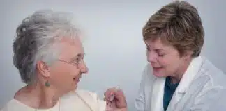 une femme senior se faisant injecter une dose de vaccin