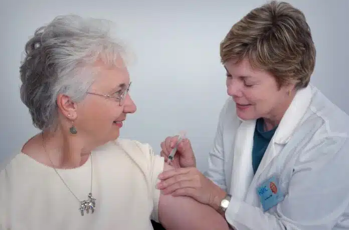 une femme senior se faisant injecter une dose de vaccin