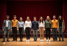 Théâtre : leçons de vie à tirer, inspirations pour grandir et s’épanouir Groupe d adolescents et adultes sur scène lors d une répétition