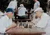 deux hommes seniors jouant aux échecs
