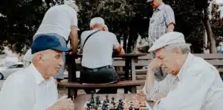 deux hommes seniors jouant aux échecs