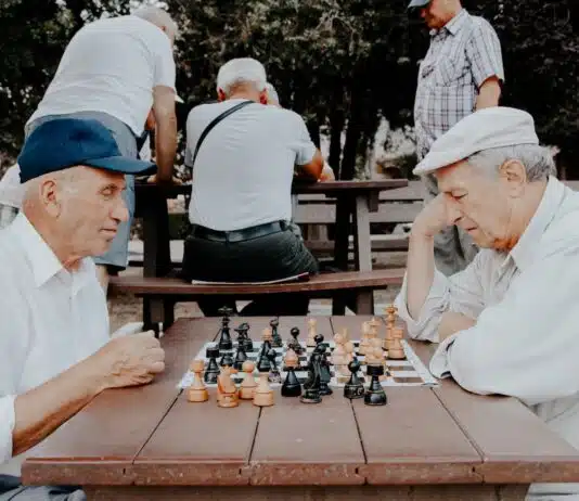 Découvrir la maison de retraite : Un choix idéal pour le bien-être des seniors deux hommes seniors jouant aux échecs
