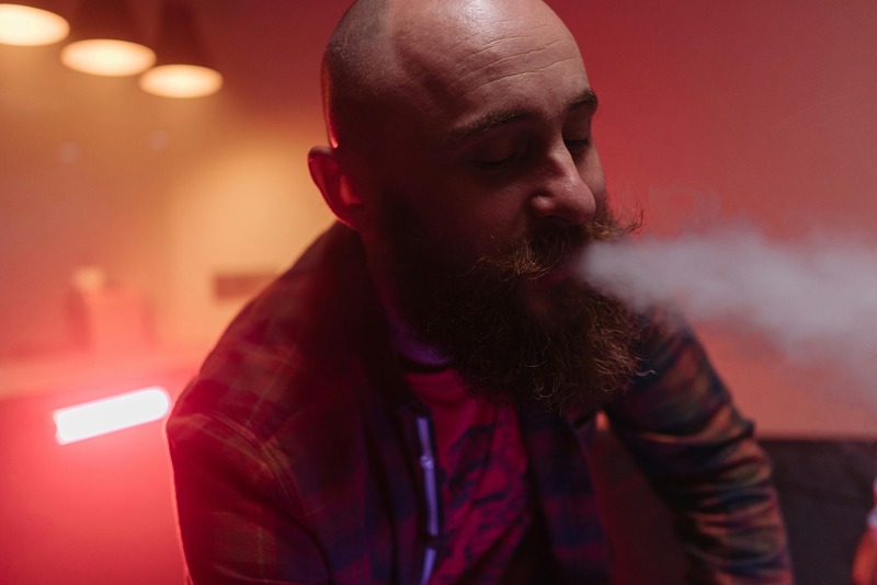 senior qui vapote